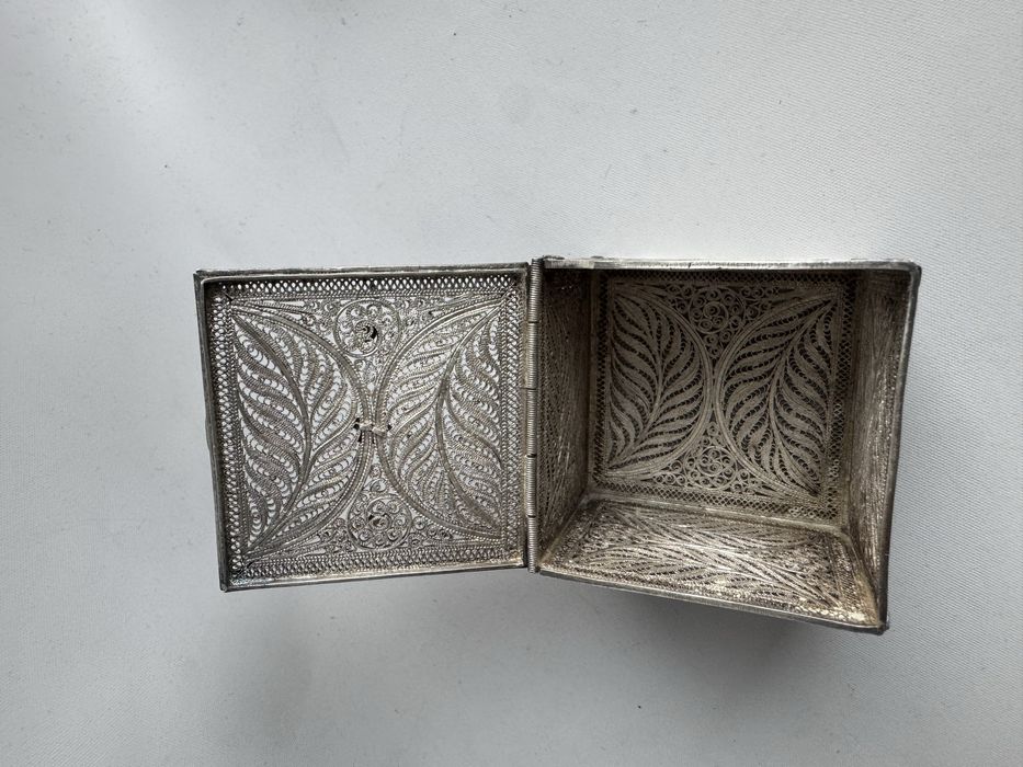 Cutie lucrata din argint filigran