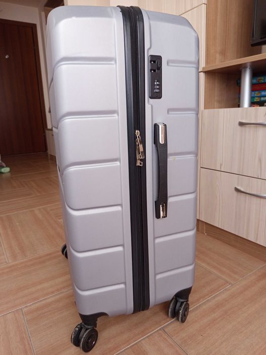 Куфар  с колелца с вместимост 90л.