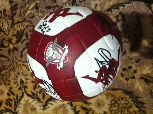 Rapid Bucuresti- Minge cu autografe -- Banii merg la un baiat bolnav