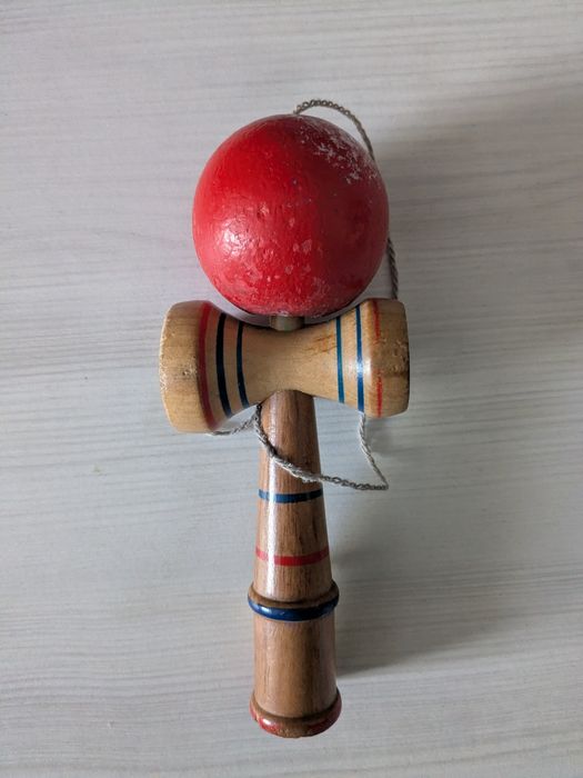 Kendama cu bila rosie