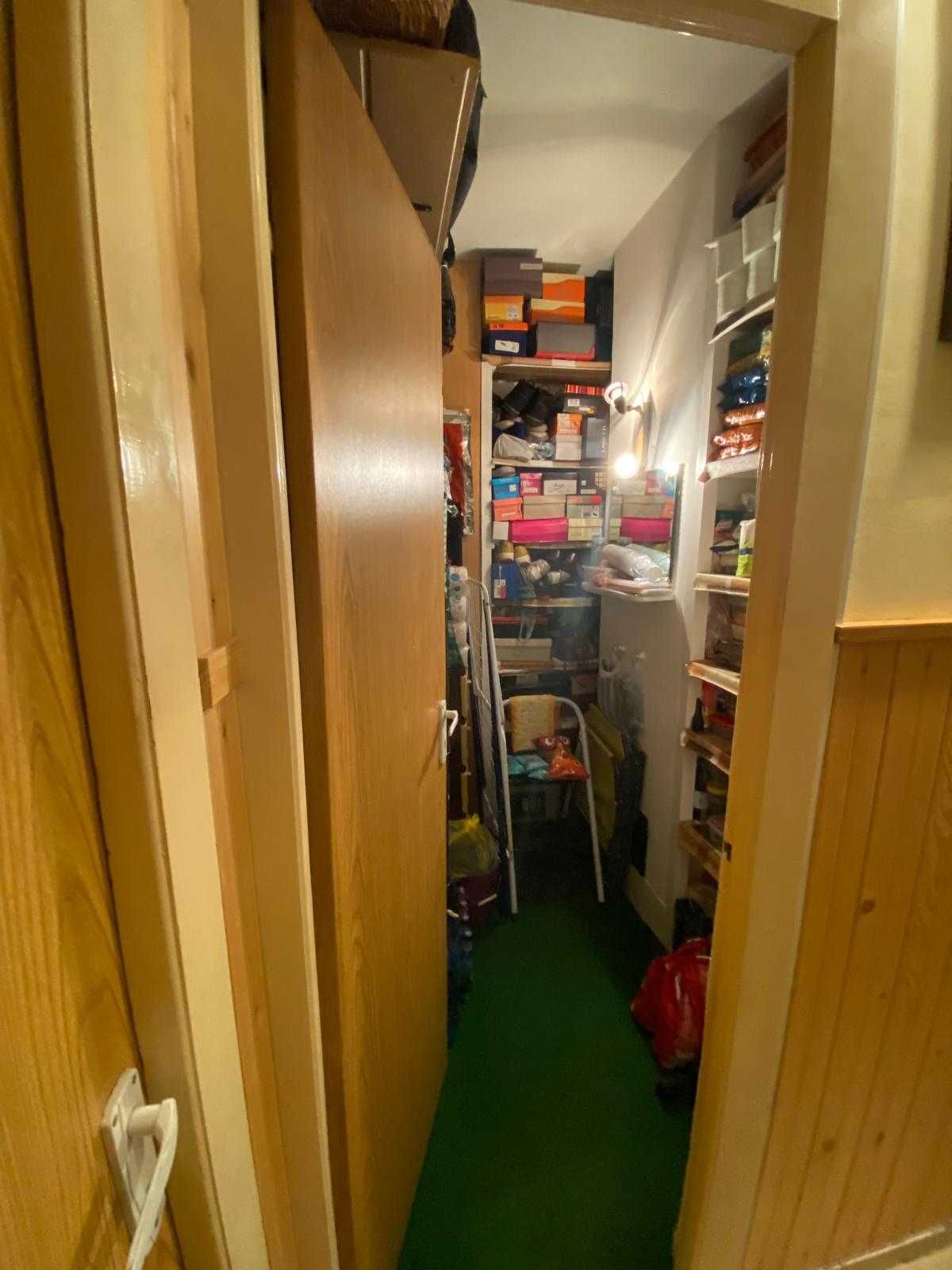 Apartament cu trei camere si pivnita, cu vad comercial foarte bun