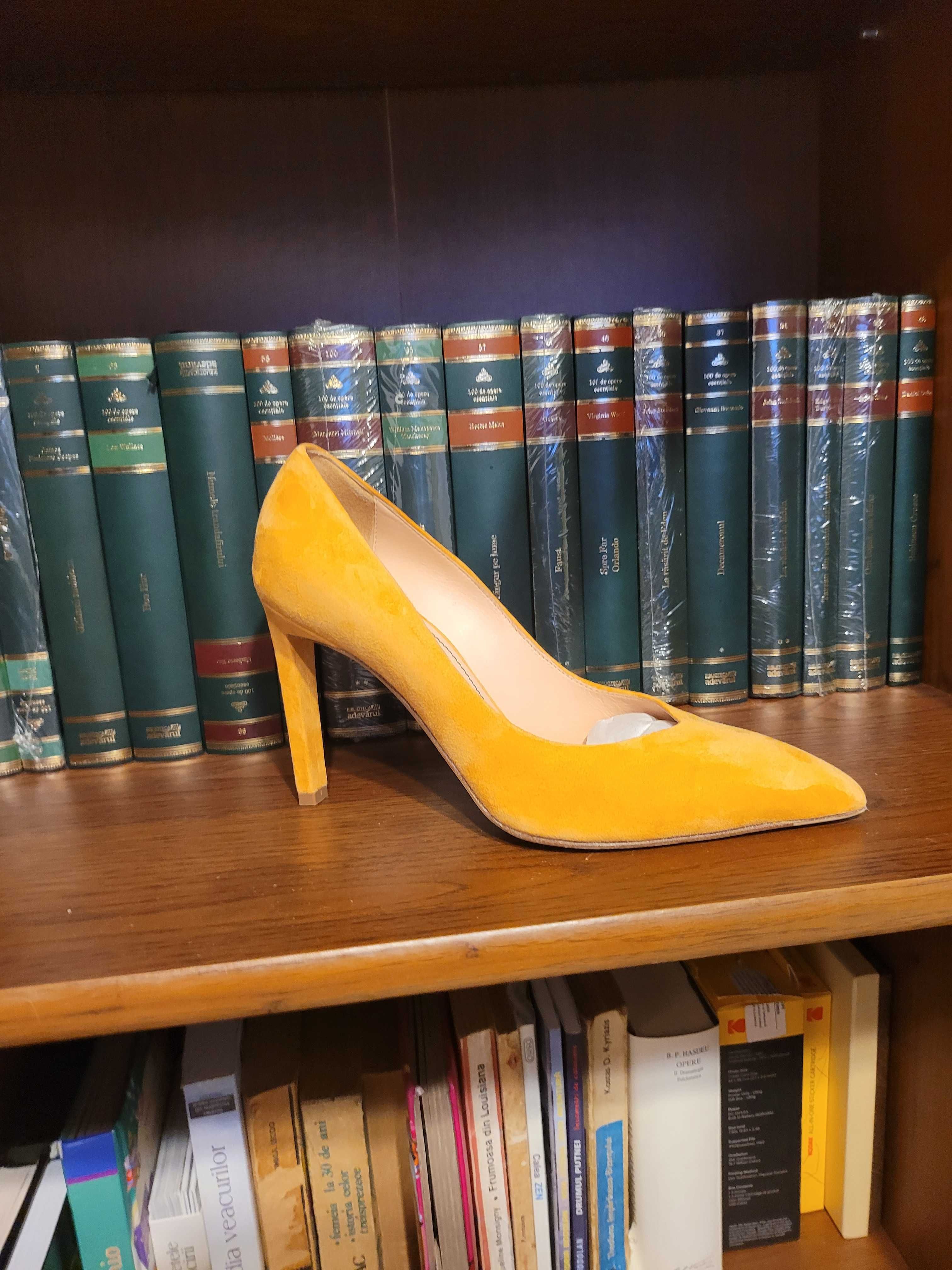 Pantofi Musette stileto nr. 37, toc 9 cm, culoare galben-musrar, noi,