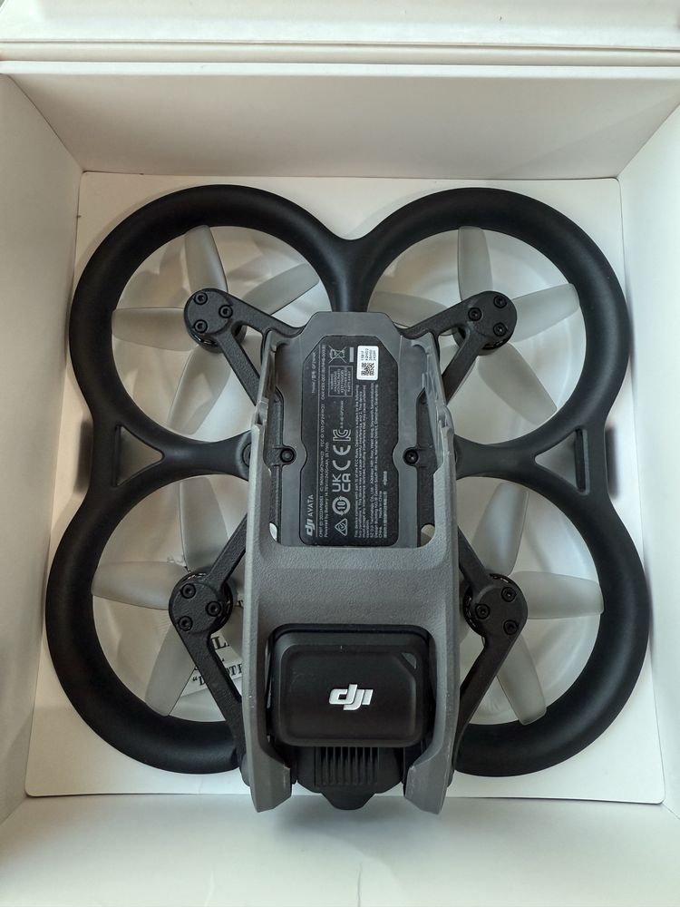 Drona Dji Avata cu telecomanda