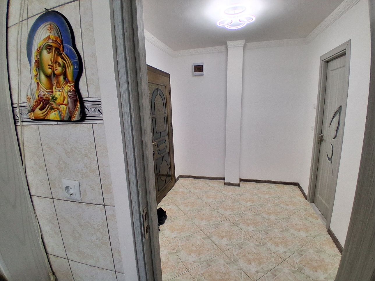 Închiriez apartament 2 camere,etaj 1,zona centrala,piața Moldovaei