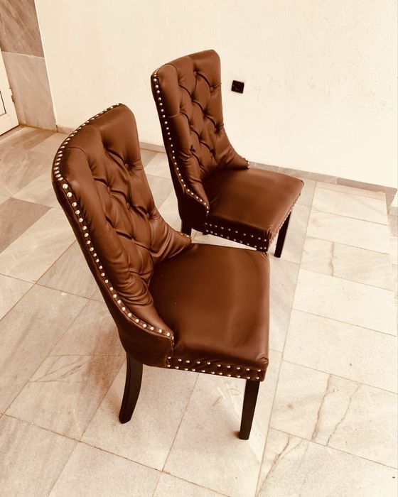 2 бр. тапицирани столове – кафява еко кожа, капитонаж, стабилни