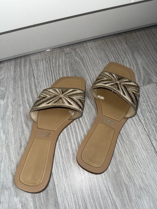 Papuci cu detalii aurii , Zara
