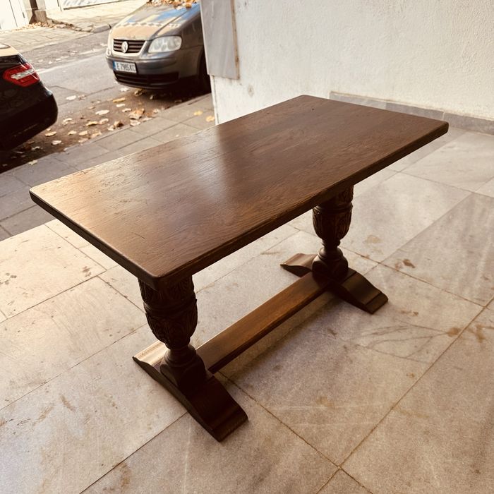 Масивна дървена ретро масичка – резбовани крака, отлично състояние