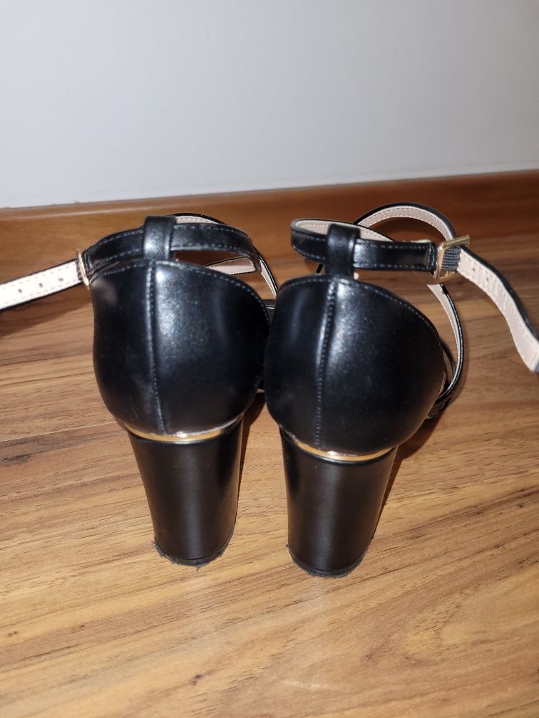 Черни елегантни сандали със златист ток