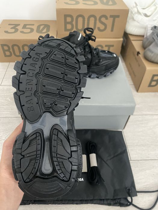 Balenciaga Track Noi, Originali