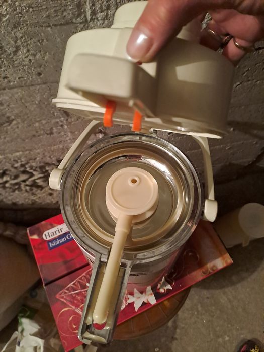 Термуси различни от които единият професионален.