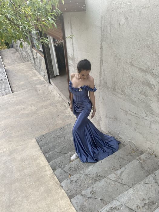 ЛПродавам елегантна дълга вечерна рокля