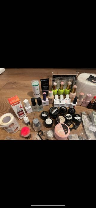Vând kit complet de manichiură