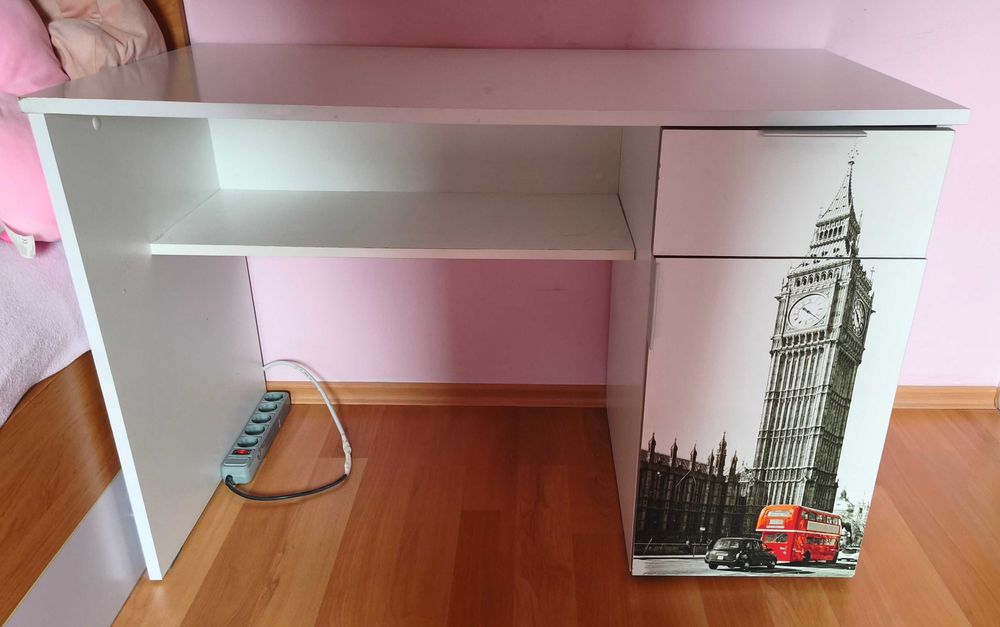 Продавам бяло ученическо бюро