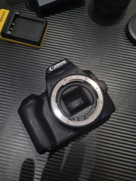 Canon 250D + obiectiv kit si alte accesorii