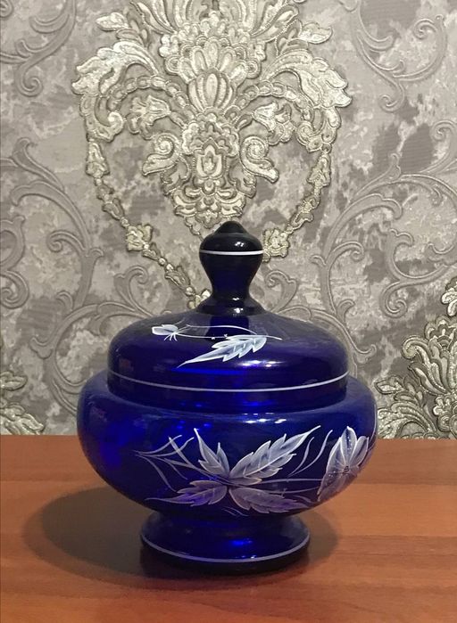 Бонбоньерка.Чехославакия.Высота:с крышкой-21см.Диаметр:12см.Цена:500.0