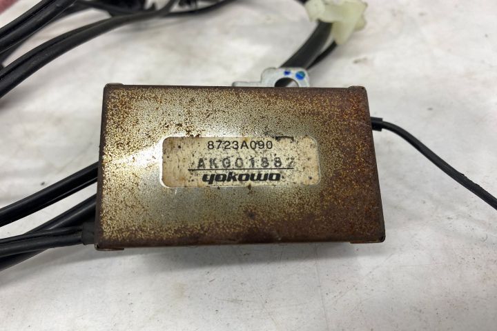 Amplificator antena 8723A090- cu defect,mufa taiata Mitsubishi Pajero 4  [din 2006 pana  2011] seri