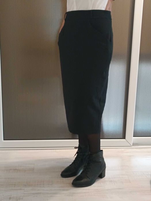 Черна пола тип молив