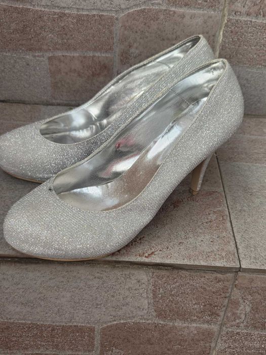 Булчинска Рокля с Воал и Обувки Към Нея