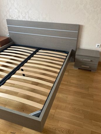 Кровать двухспальняя и прикроватная тумба ( Италия)