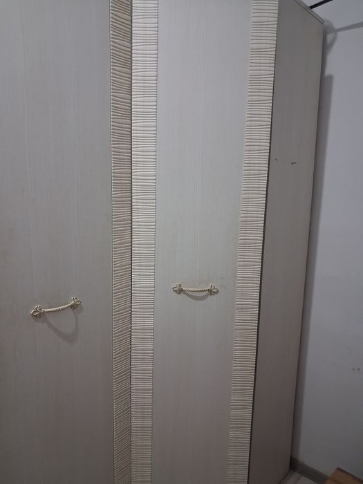 Угловой шкаф и стулья