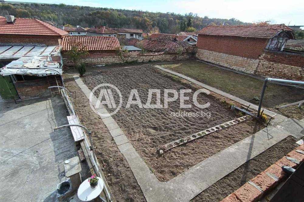 Продава се голяма къща с двор в с.Недоклан