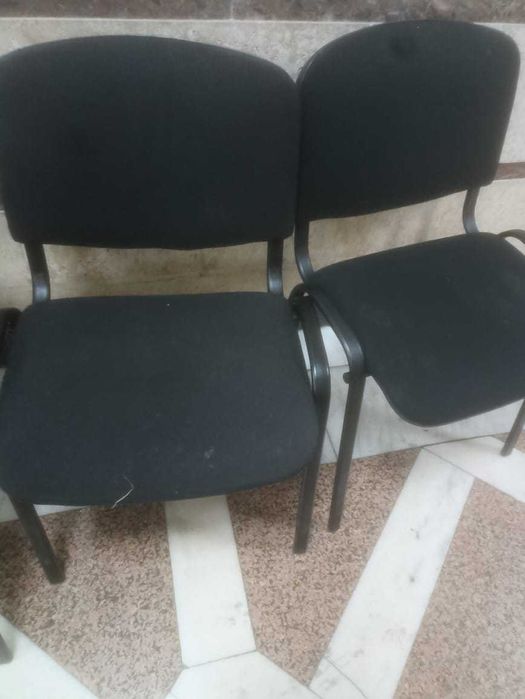 Стулья для посетителей, обивки из ткани чёрный, каркас металлическая.