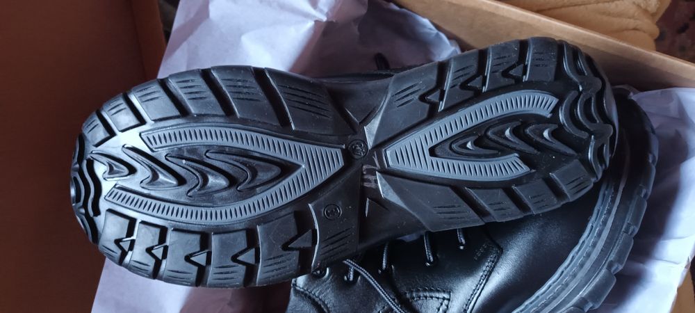 Ghete îmblănite interior,  din piele naturala,  cusuti, mărimea 43 noi