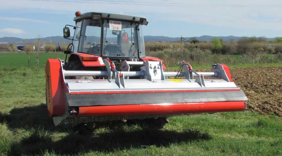 Tocator resturi vegetale PROFESIONAL pentru tractoare 140-200 cai