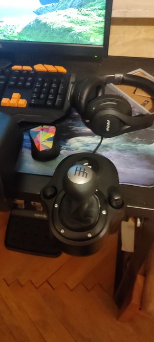 logitech g29 със скоростен лост педали и подарък слушалки mpow 059