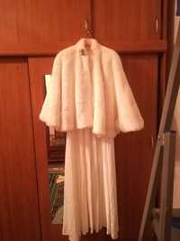 Свадебное платье с меховым манто для беременной невесты