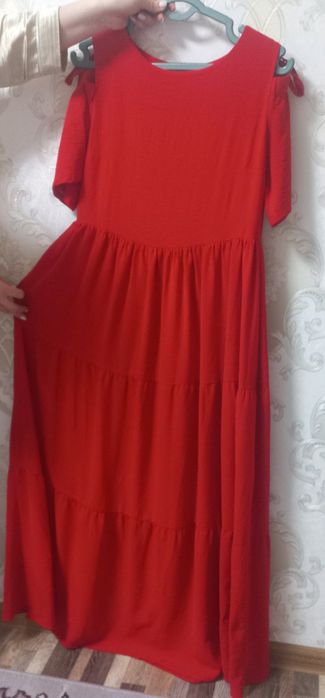 Продам платье длинный красный