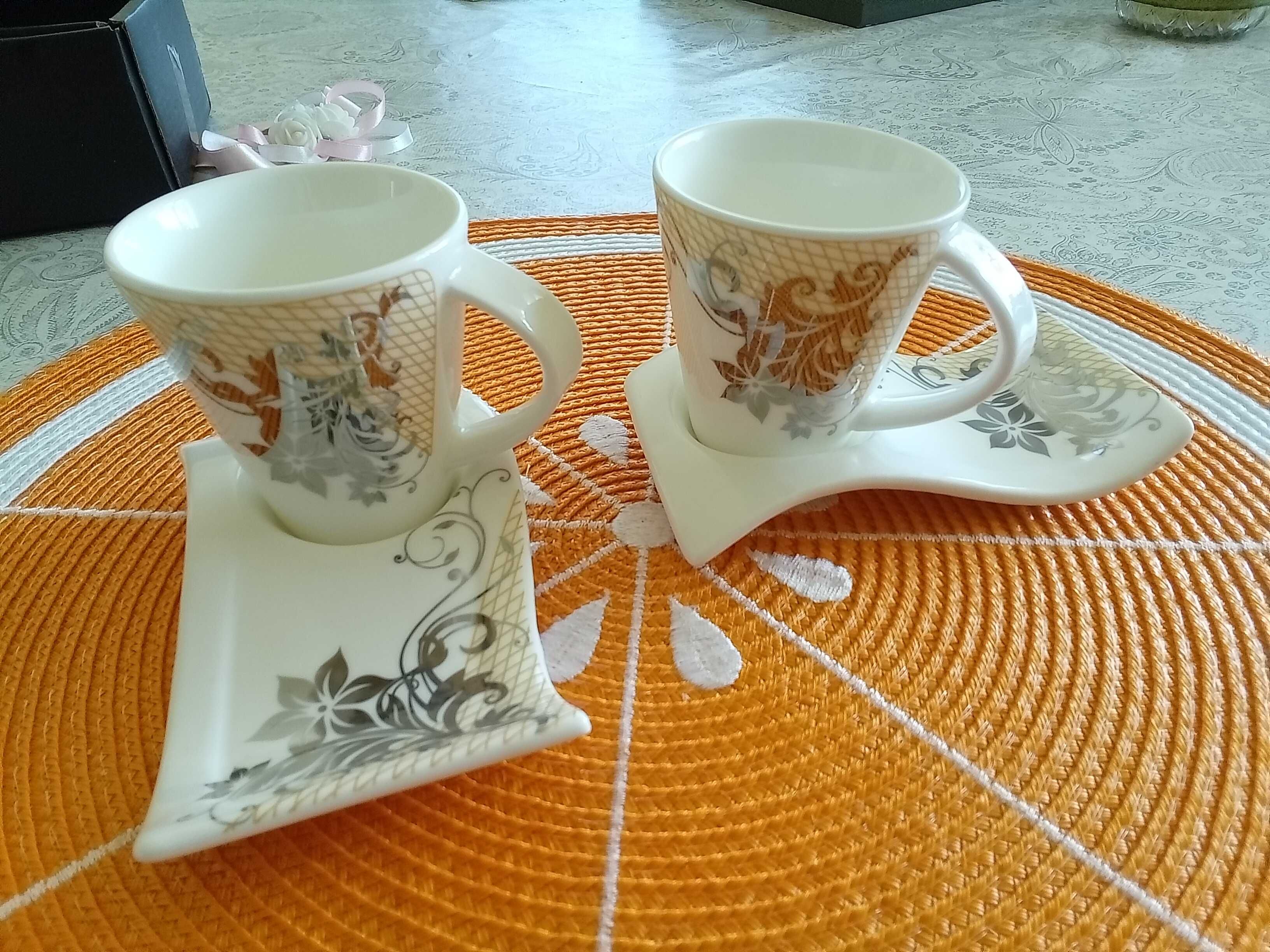 Чаши за кафе 2 броя и чинийки 2 броя в луксозна кутия fine bone china.