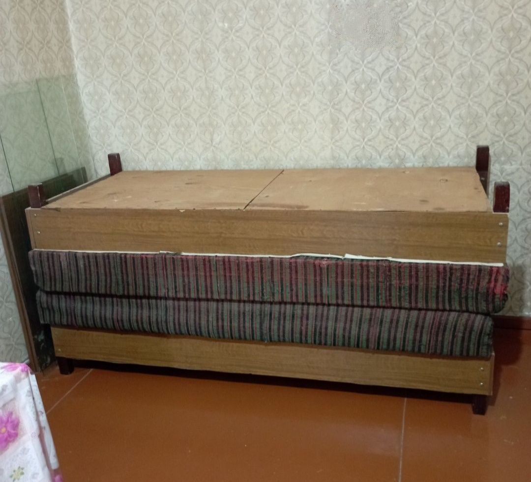 Кровать - тахта, с ящиком, б/у, 2 шт
