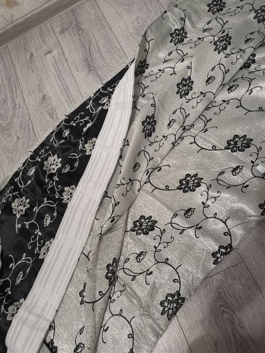Vând draperie nouă cu model  floral negru și alb l