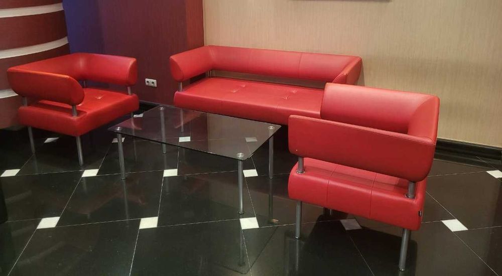 Мягкая кожаная офисная мебель, красного цвета