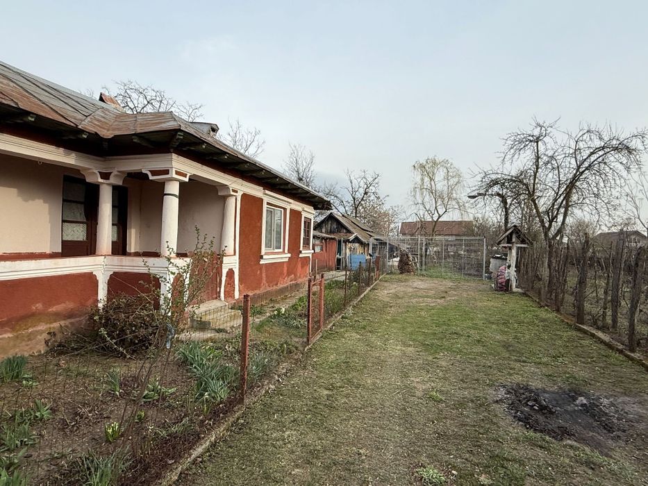 Vând casă bătranească 1269m²  URGENT