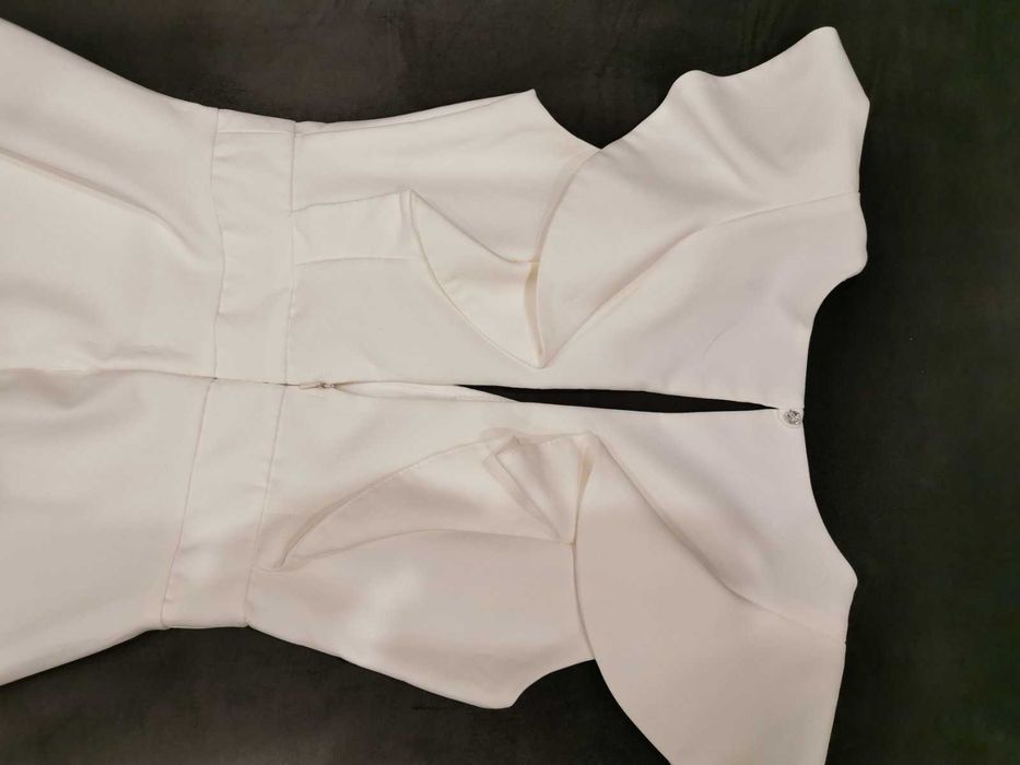 бяла бутикова рокля