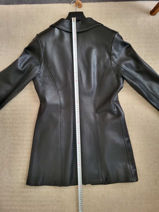 Haina neagra-dama-piele naturala , mar. 40 (cu gaici pentru blana)