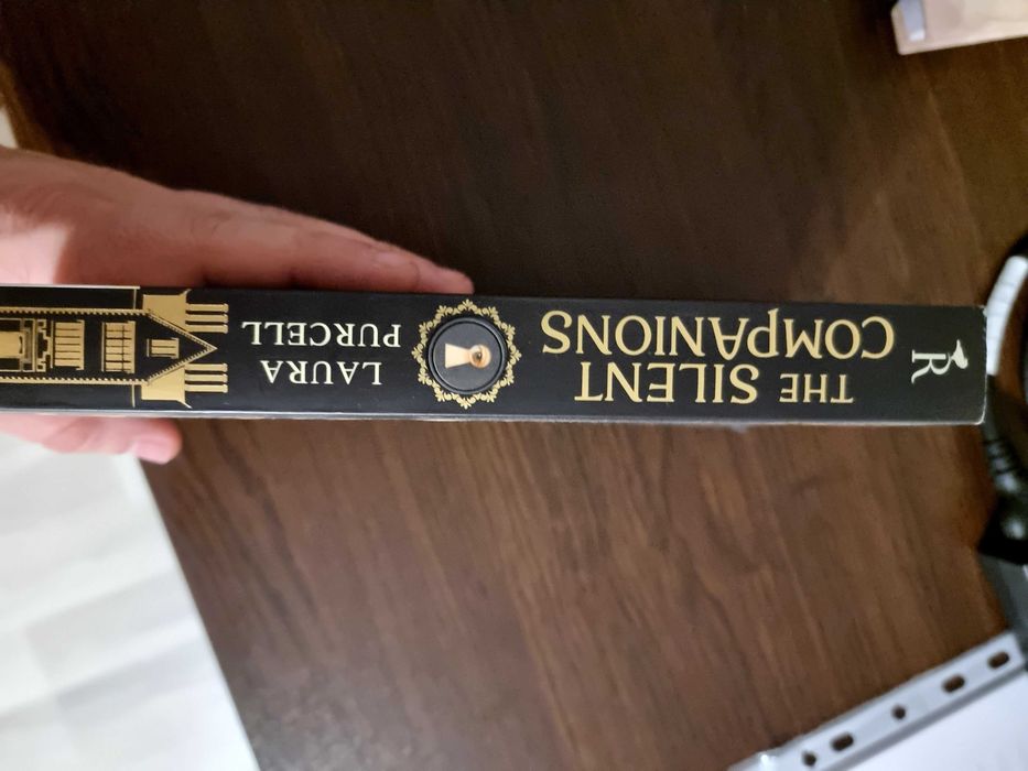 Книга на анлийски The silent companion