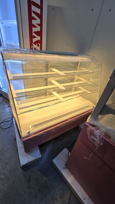 Vitrina frigorifica prăjituri torturi