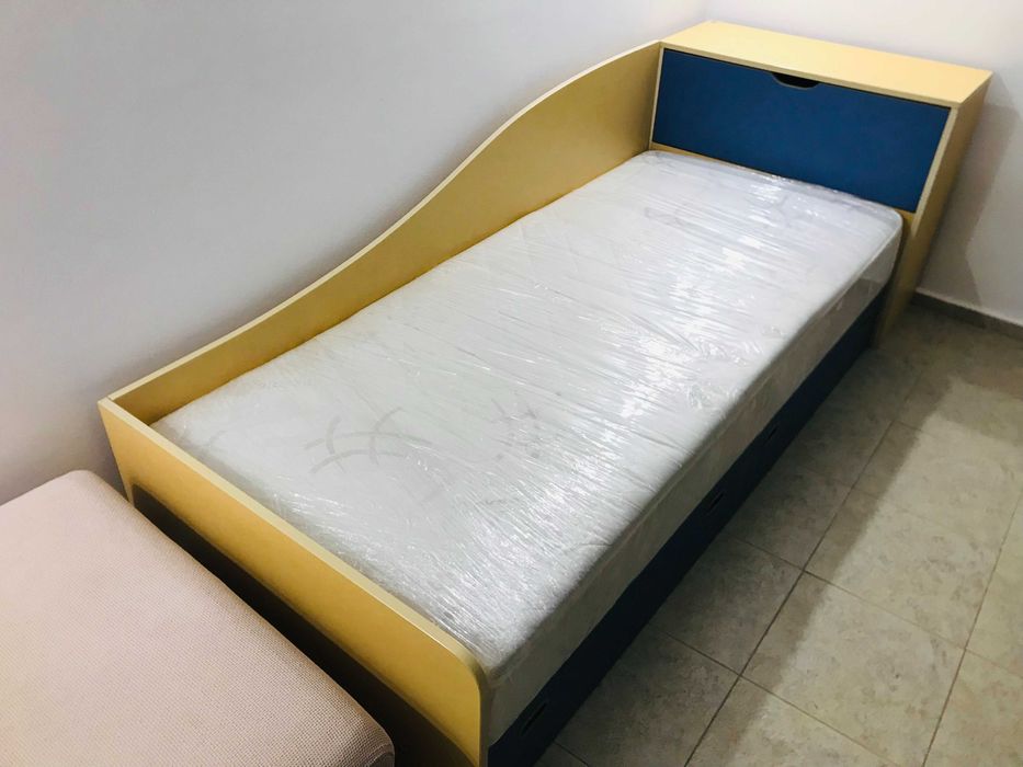 Единично легло с чекмеджета и ракла