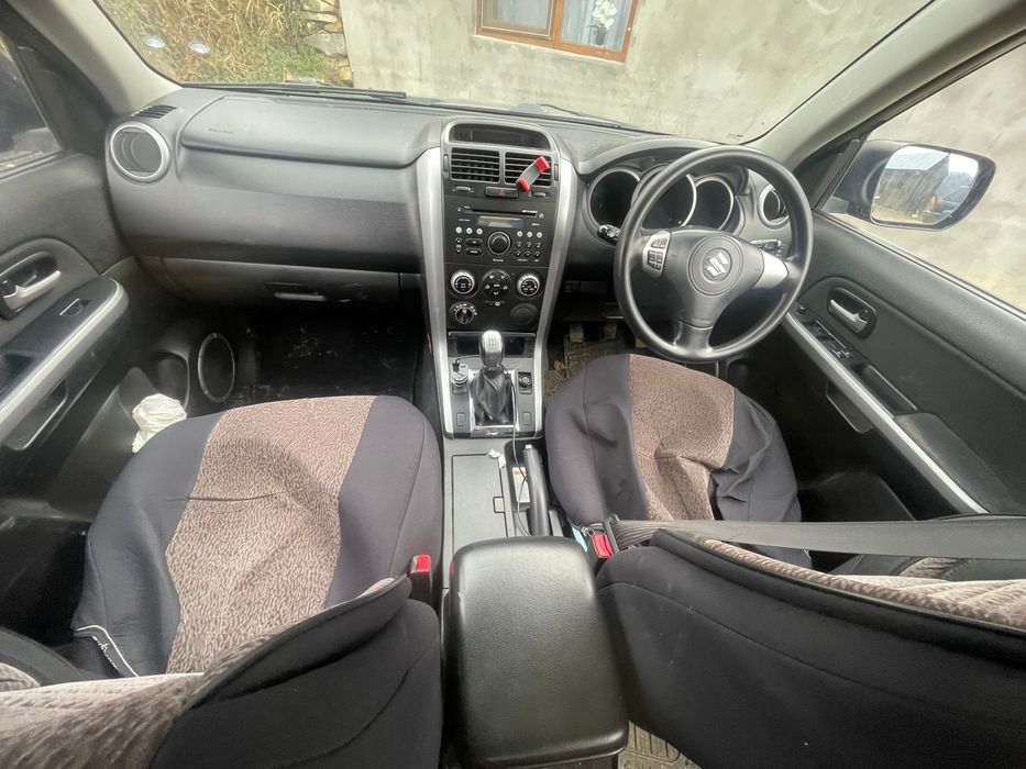 Vand Suzuki Grand vitara volan pe dreapta.