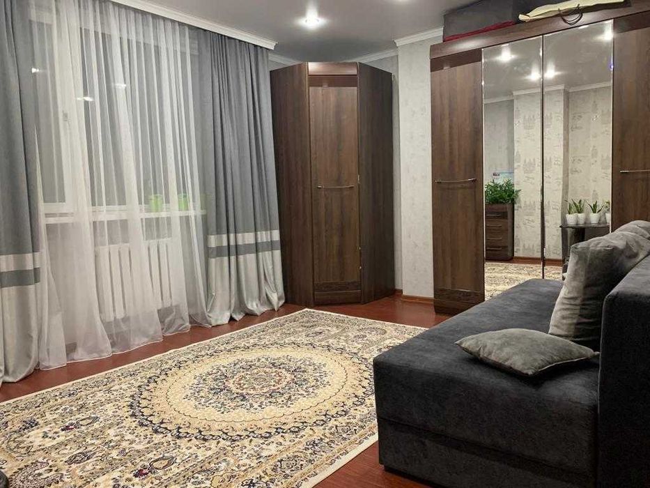 Два больших шкафа и один шкаф с полками