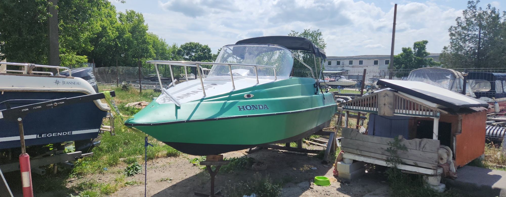 Barca cabinata cu motor
