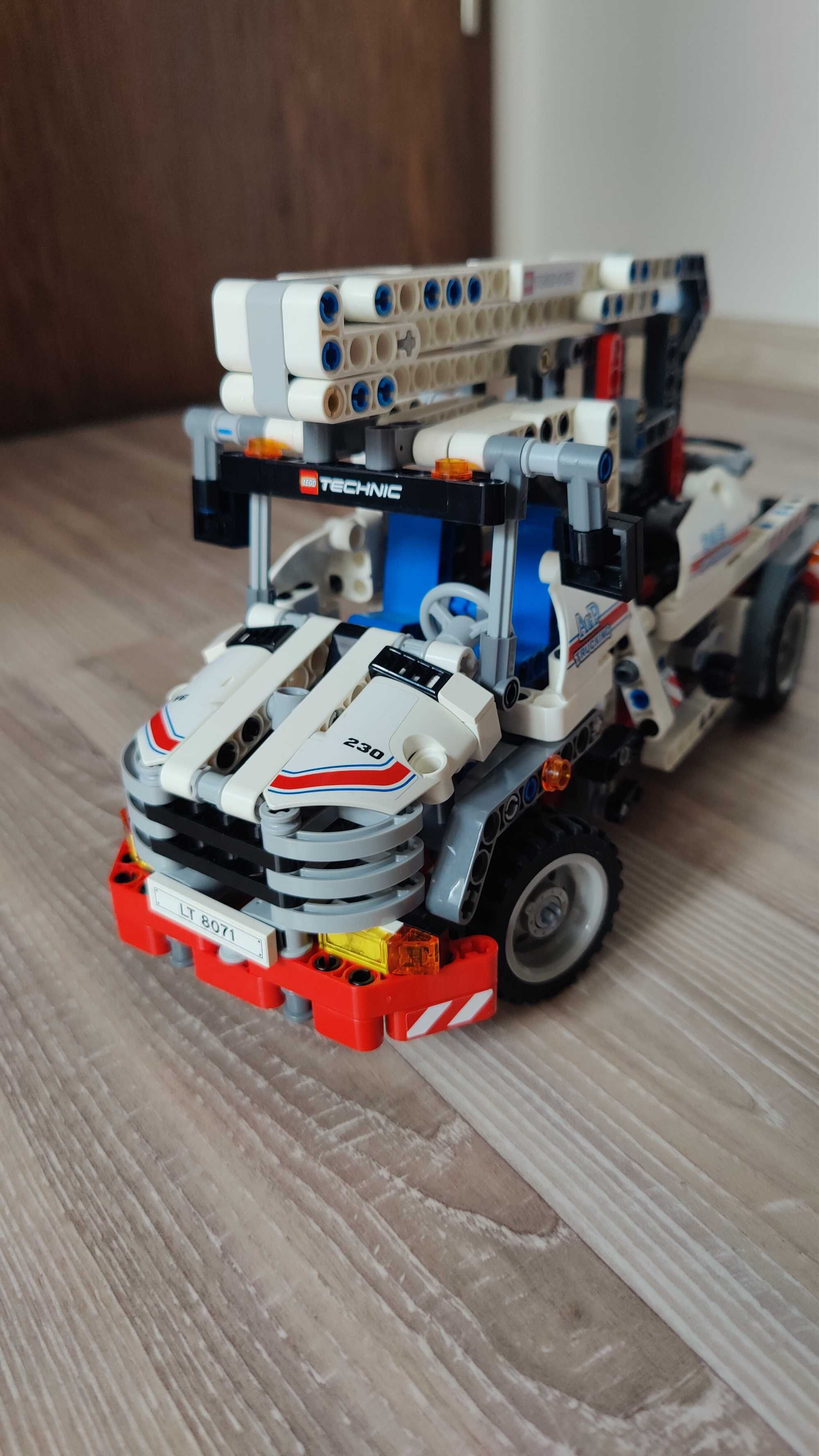 LEGO Technic 8071 - Bucket Truck