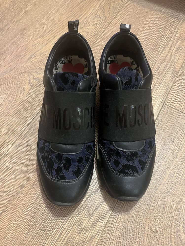 Обувки love moschino