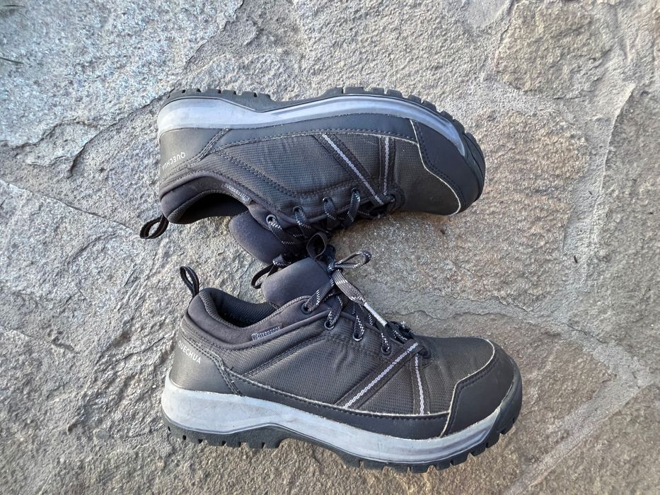 Туристически обувки от Декатлан 40 номер .