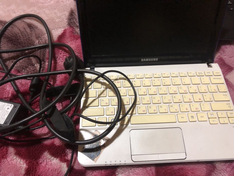 Samsung netbook sotiladi narx kelishamiz