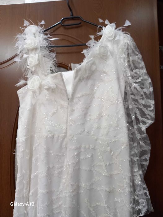 Официално бяла рокля