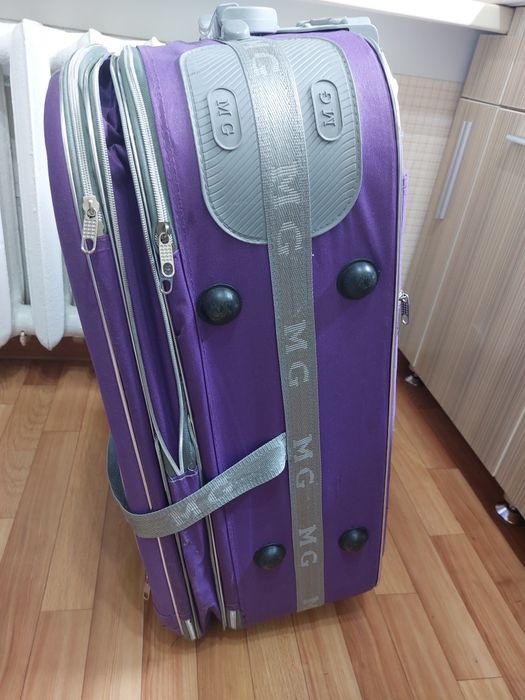Продам чемодан на колесах